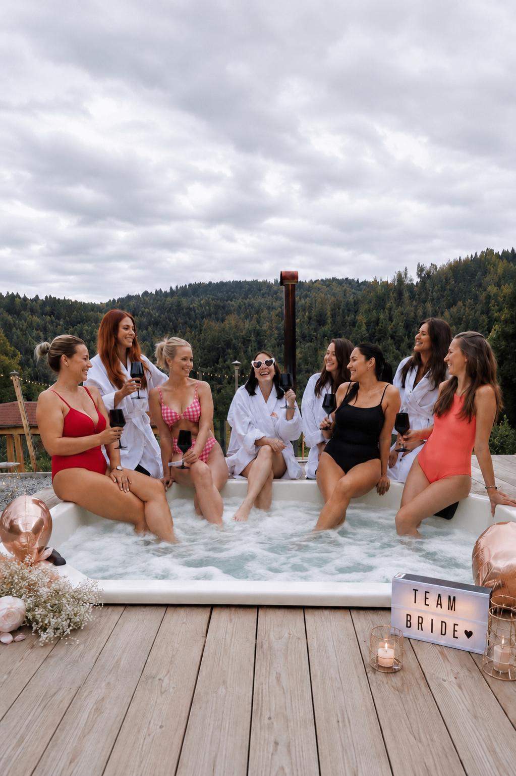 Grup Team Bride in ciubar la Cabana KayLuna cu vedere spre padure si muntii Apuseni