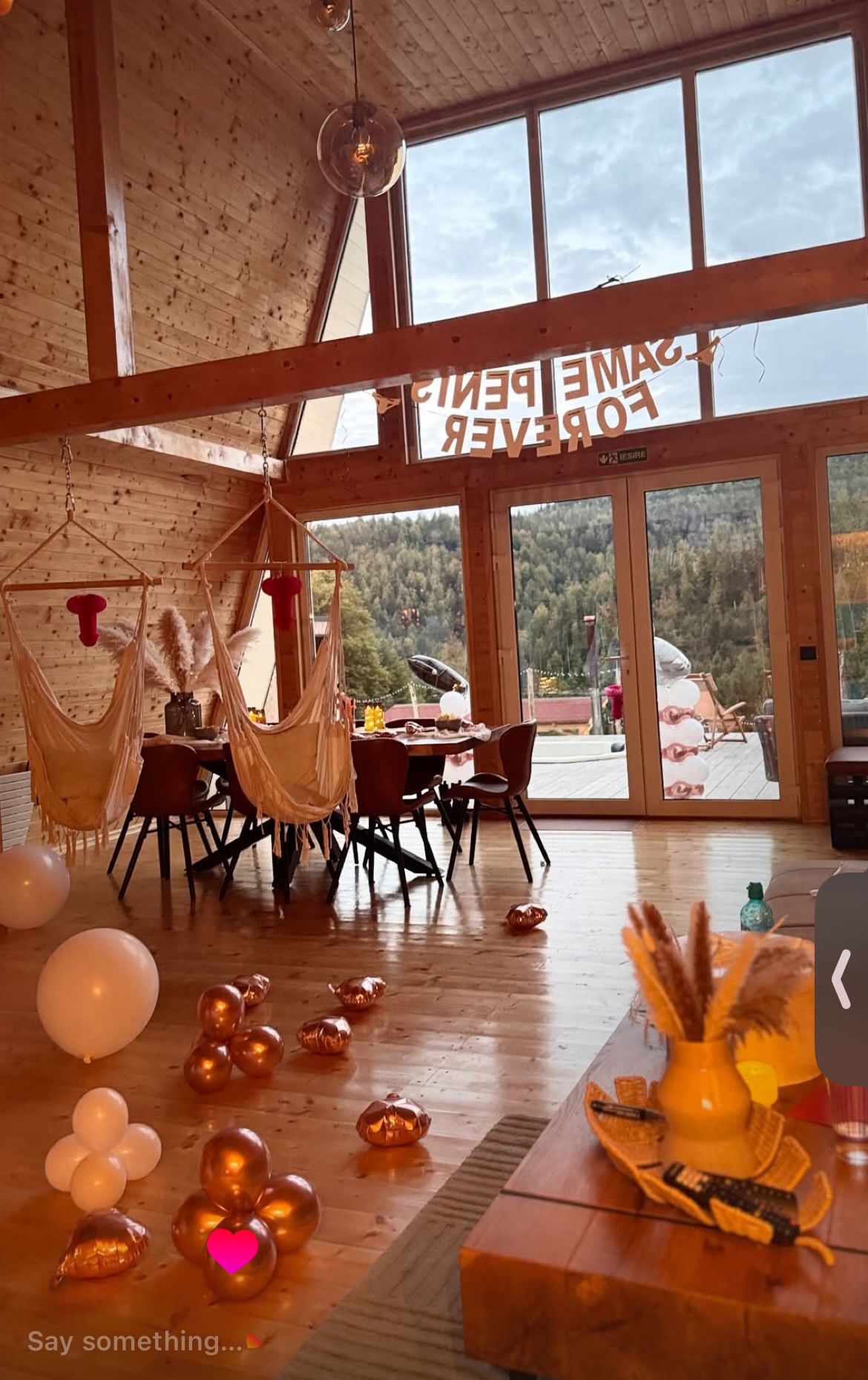 Decor pentru petrecere de burlacite in livingul Cabanei KayLuna