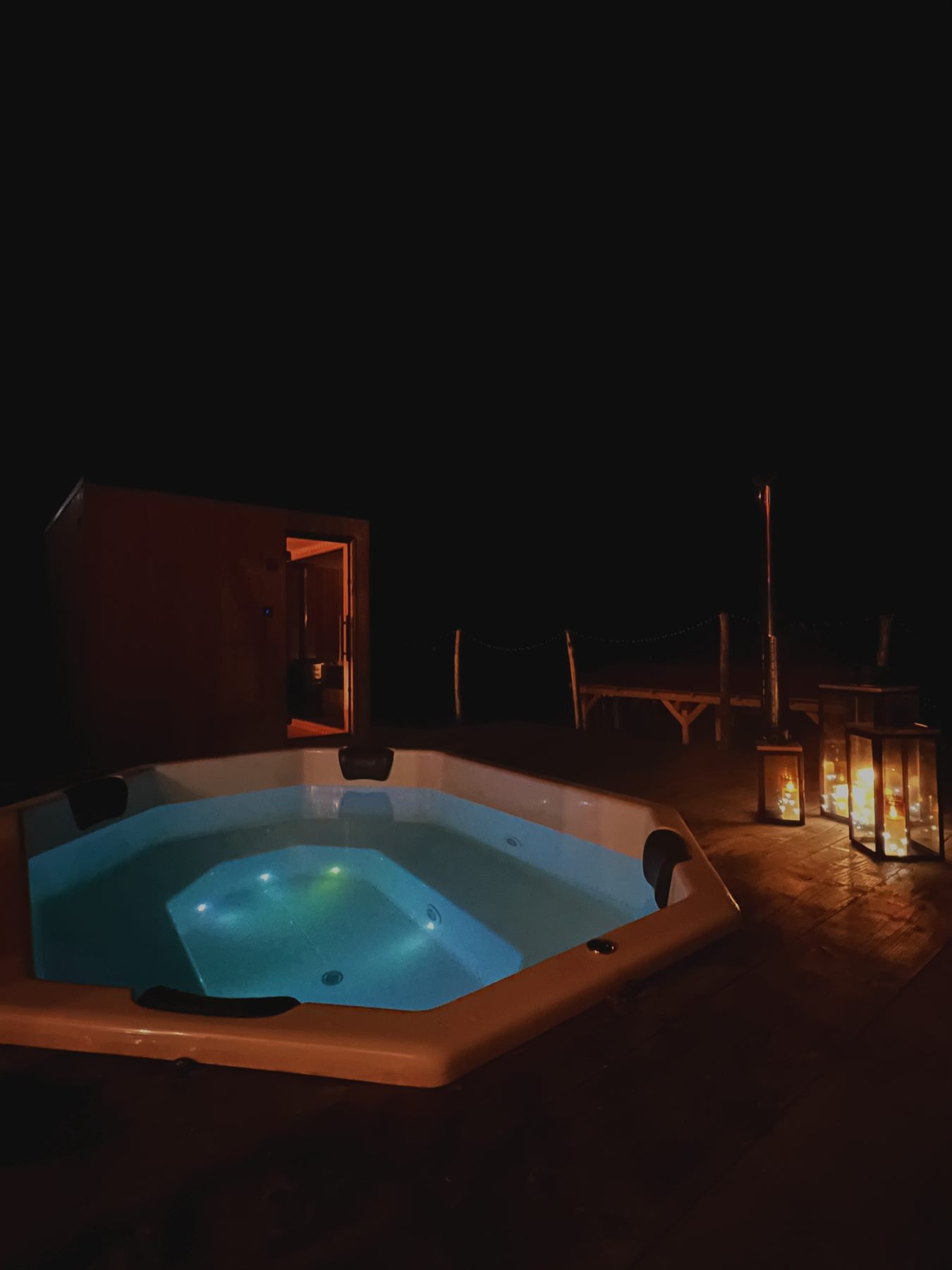 Ciubar exterior luminat seara la cabana toamna in Apuseni