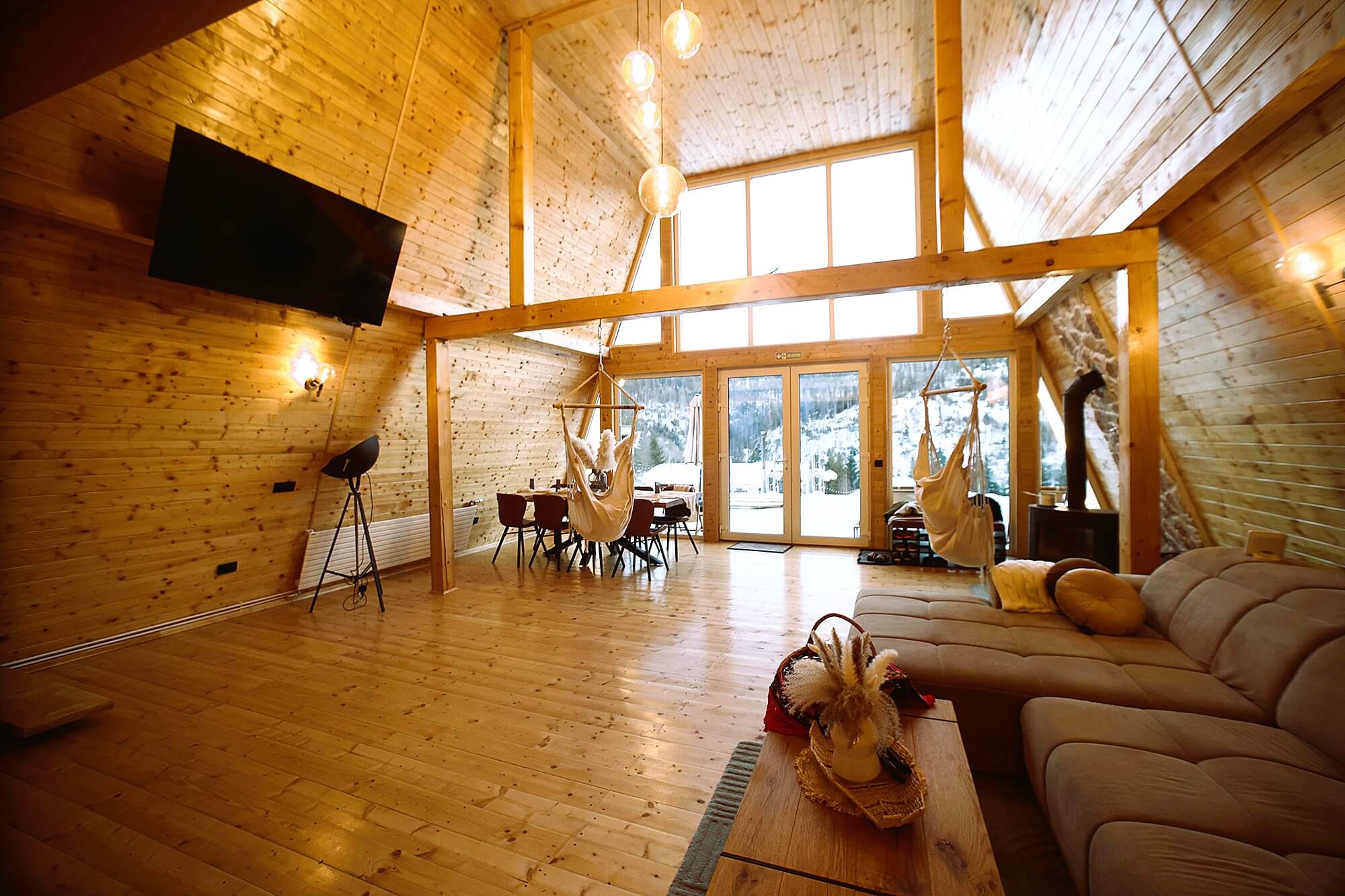 Zona dining pentru grupuri la Cabana KayLuna, cazare 8-10 persoane in Matisesti, Apuseni