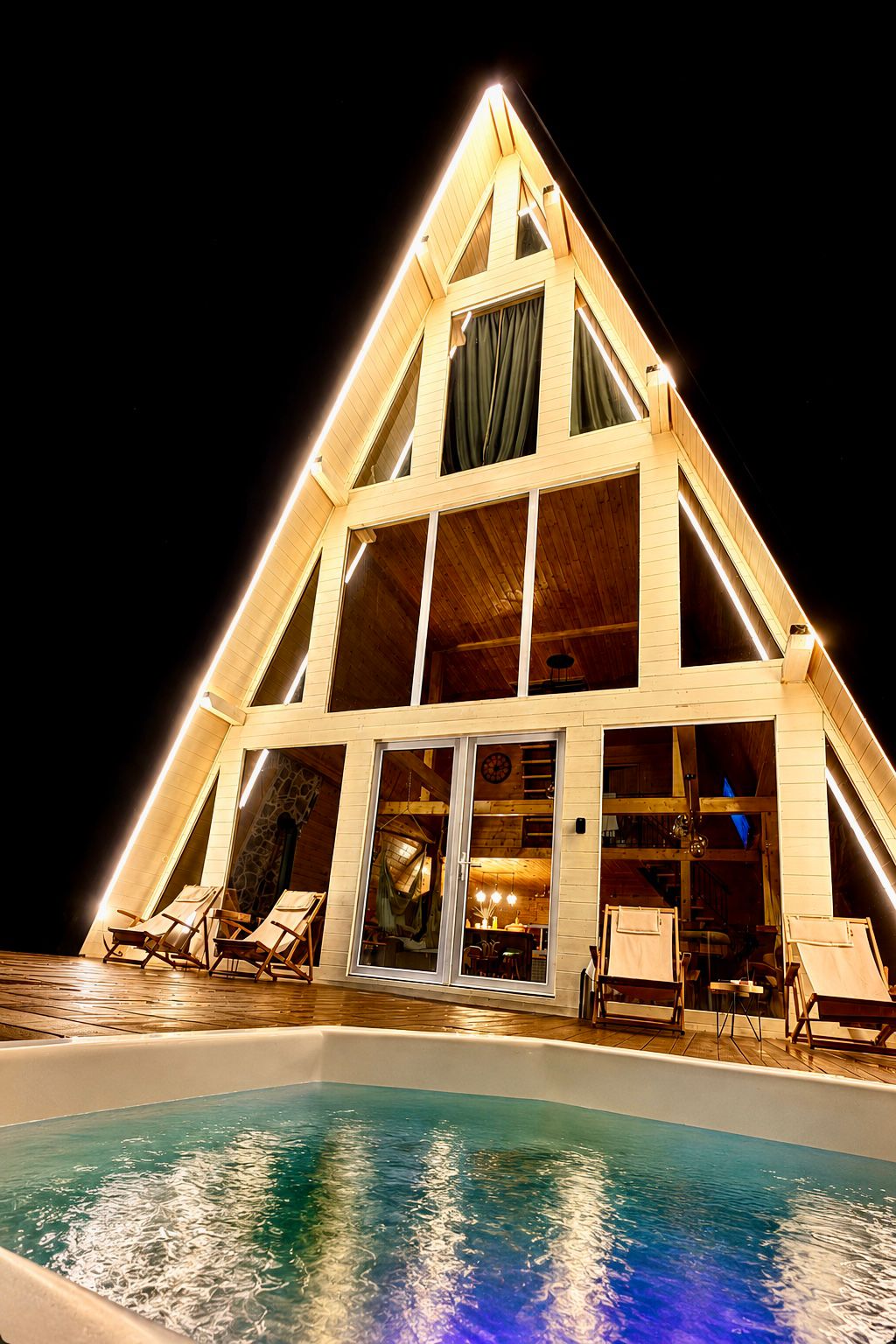 Cabana KayLuna noaptea, A-frame cu ciubar incalzit si lumini ambientale in Matisesti, Apuseni