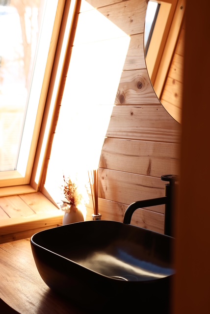 Cada si fereastra A-frame la Cabana KayLuna