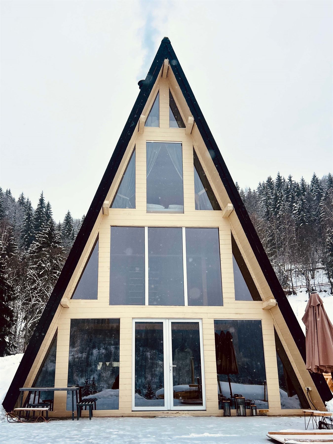 Cabana KayLuna vazuta iarna din exterior