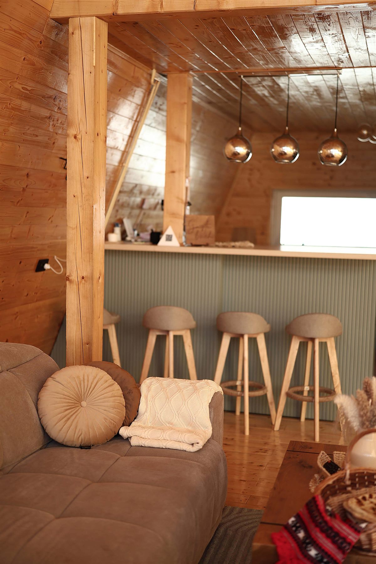 Hamac interior si zona de dining din lemn la Cabana KayLuna