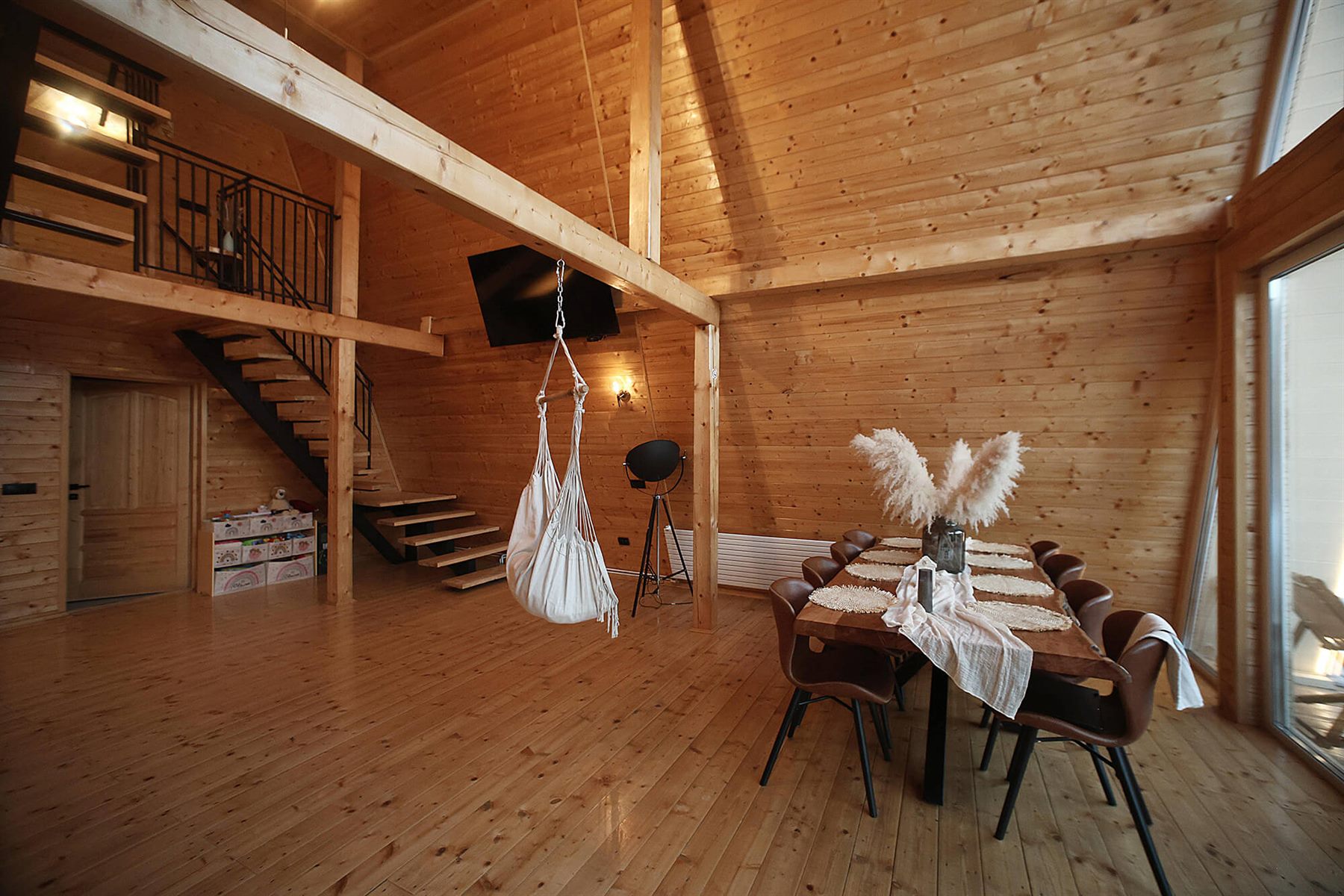 Living si dining pentru grupuri la Cabana KayLuna