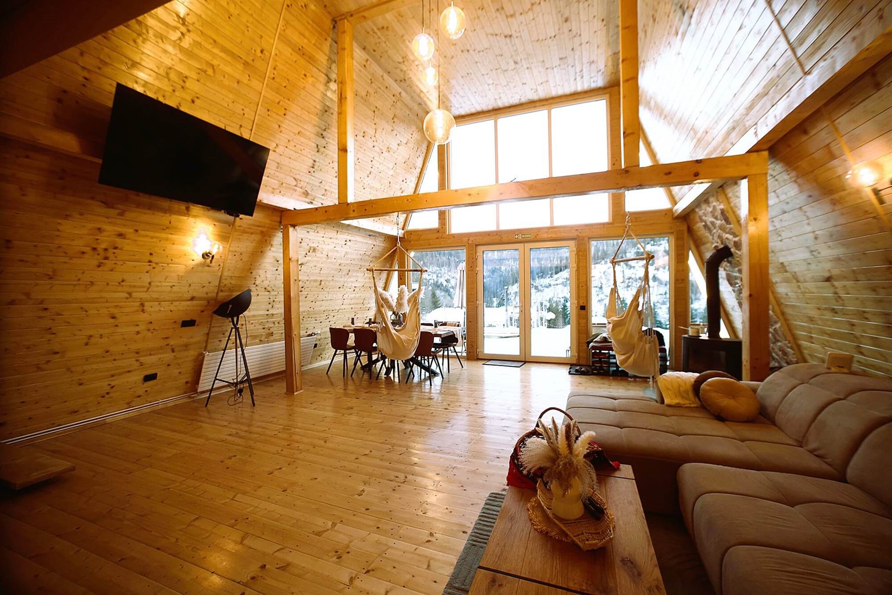 Living panoramic A-frame la Cabana KayLuna, cu lemn cald si lumina naturala