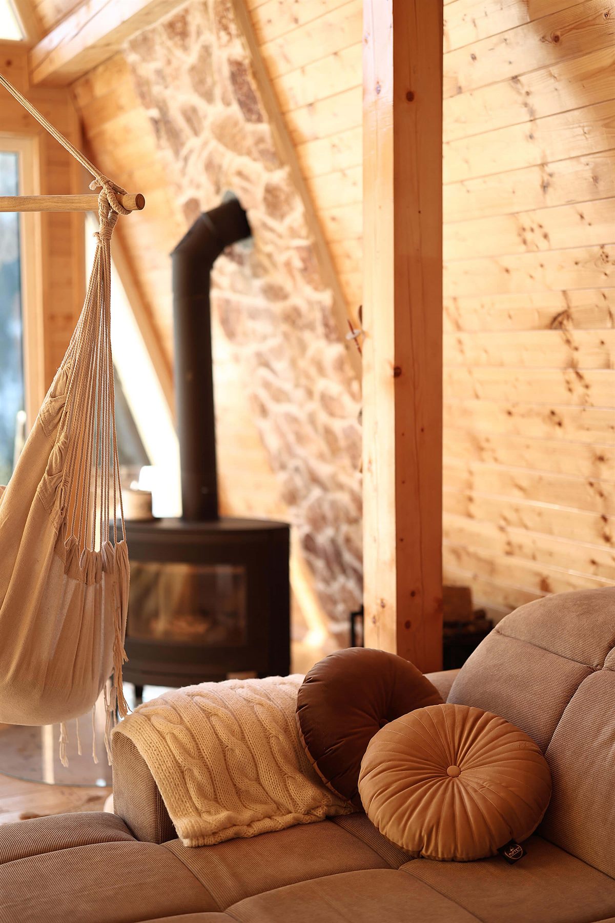 Zona de relaxare interioara la Cabana KayLuna