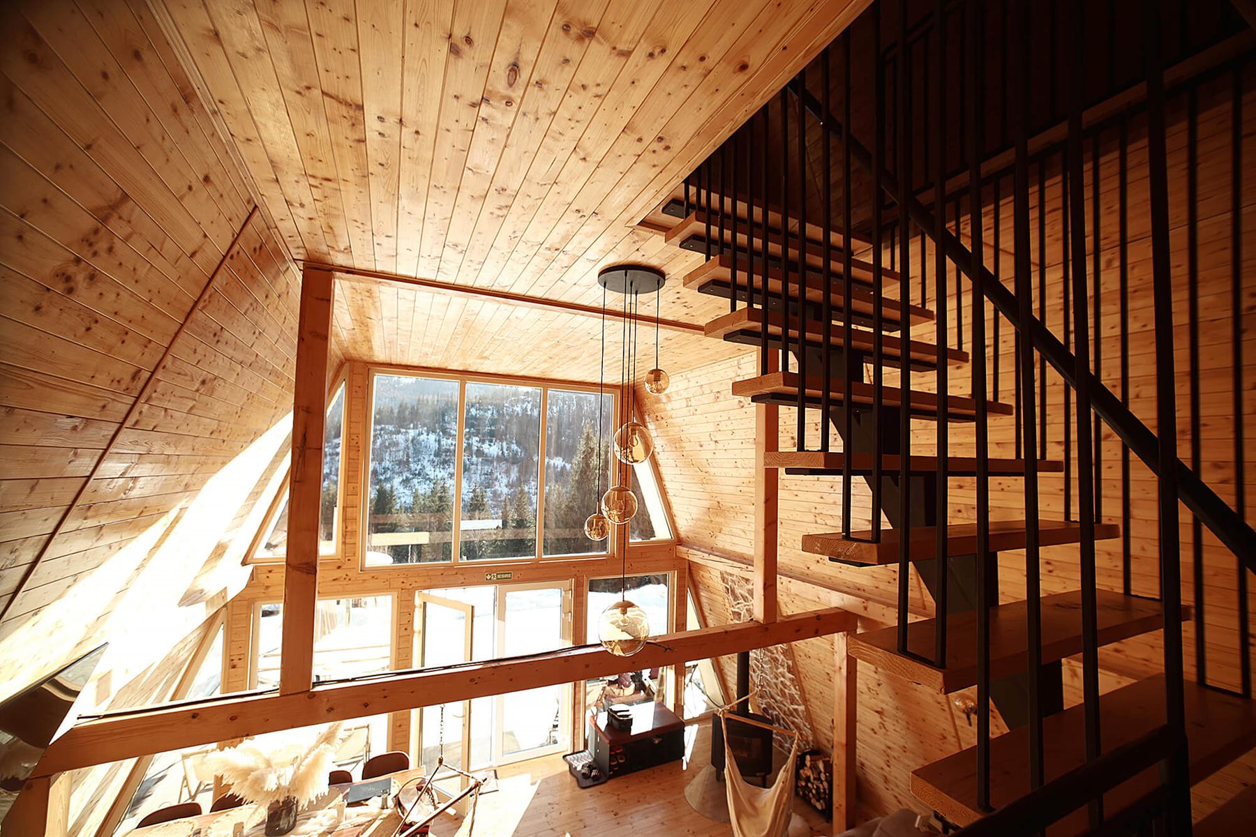 Scara interioara si arhitectura A-frame KayLuna